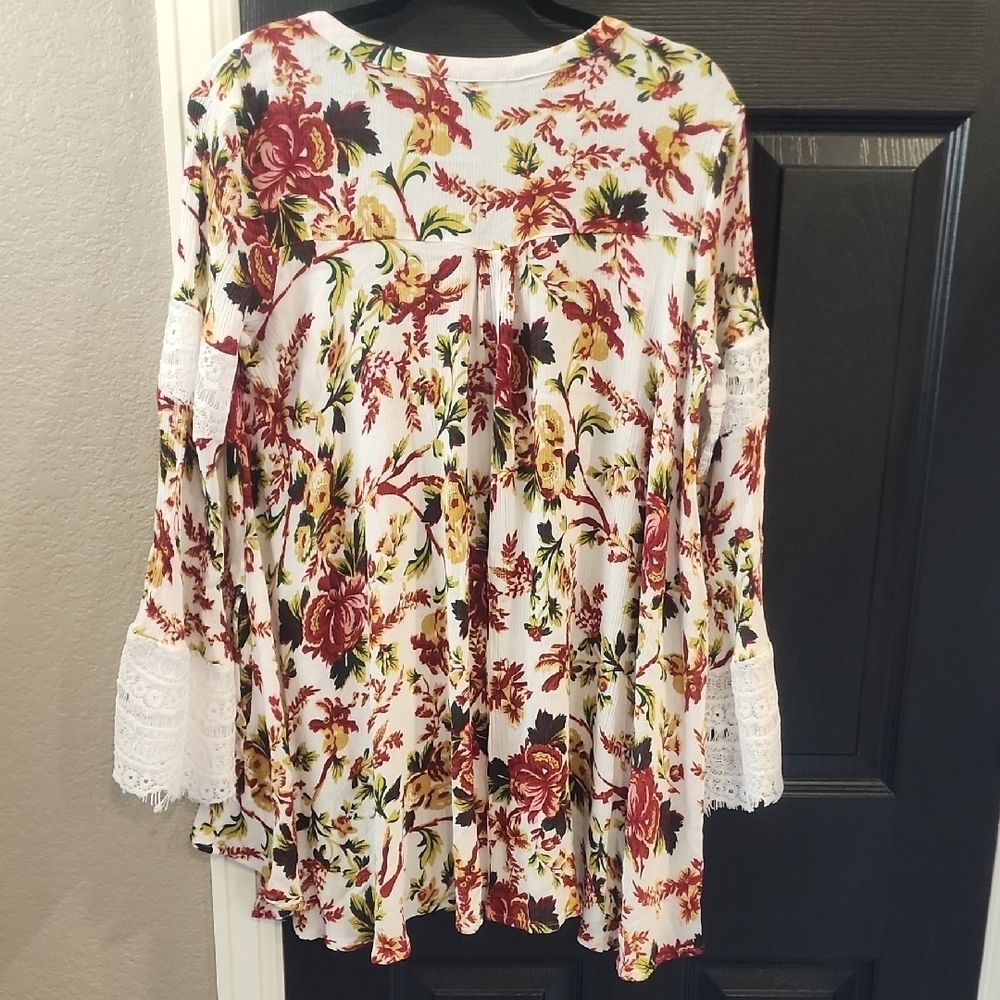 Floral Women's Top with Lace Trim - Picture 3 of 3